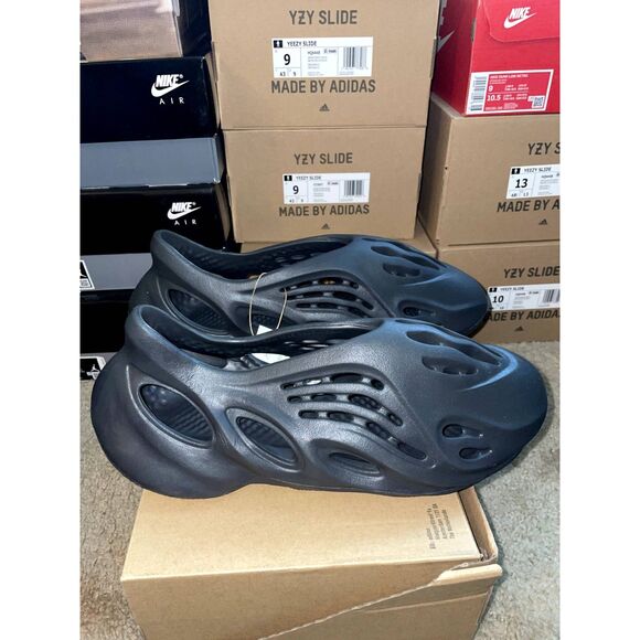 Adidas Yeezy Foam RNR Onyx - Picture 3 of 12